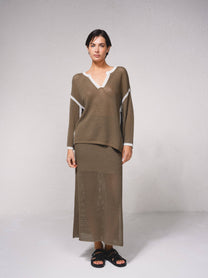 Maglione in maglia traforata con dettagli a contrasto e scollo a V