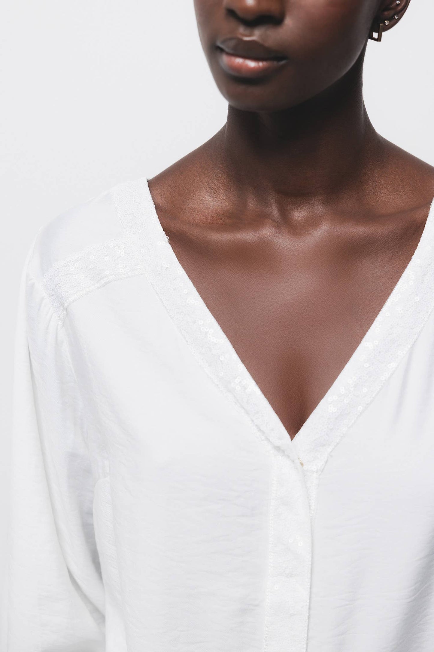 Blusa con paillettes e scollo a V