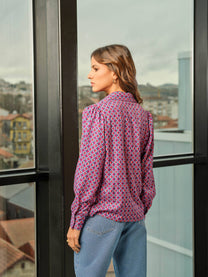 Blusa geometrica con colletto e maniche lunghe