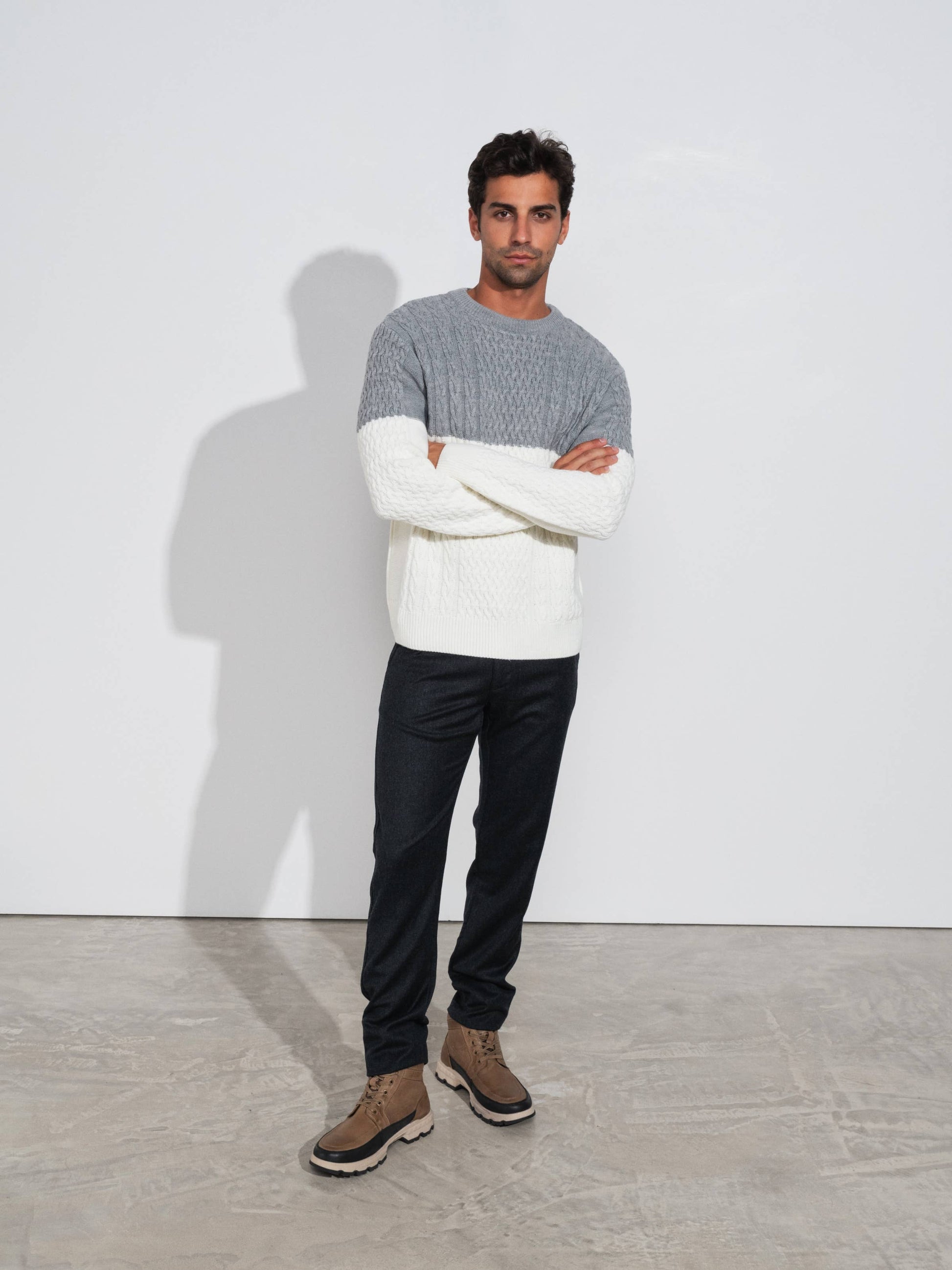 Maglione a trecce morbido con maniche lunghe e bordi a costine