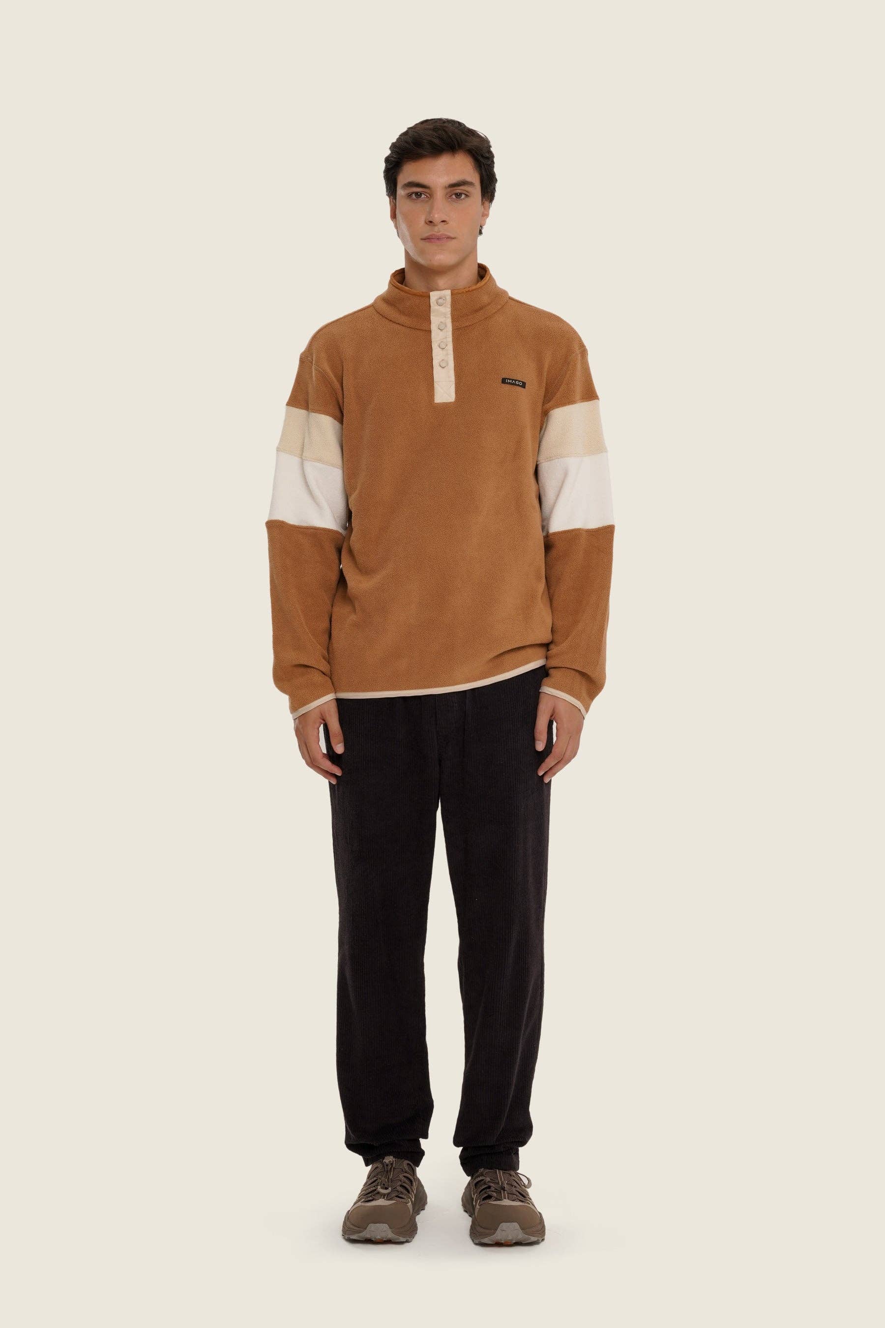 Maglione in pile marrone bicolor con collo alto