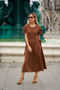 Abito midi in maglia con fiocchi laterali