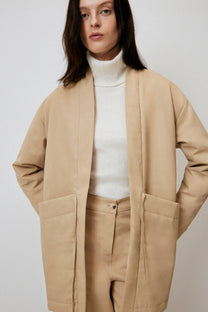 Cappotto in gabardine con tasche ampie