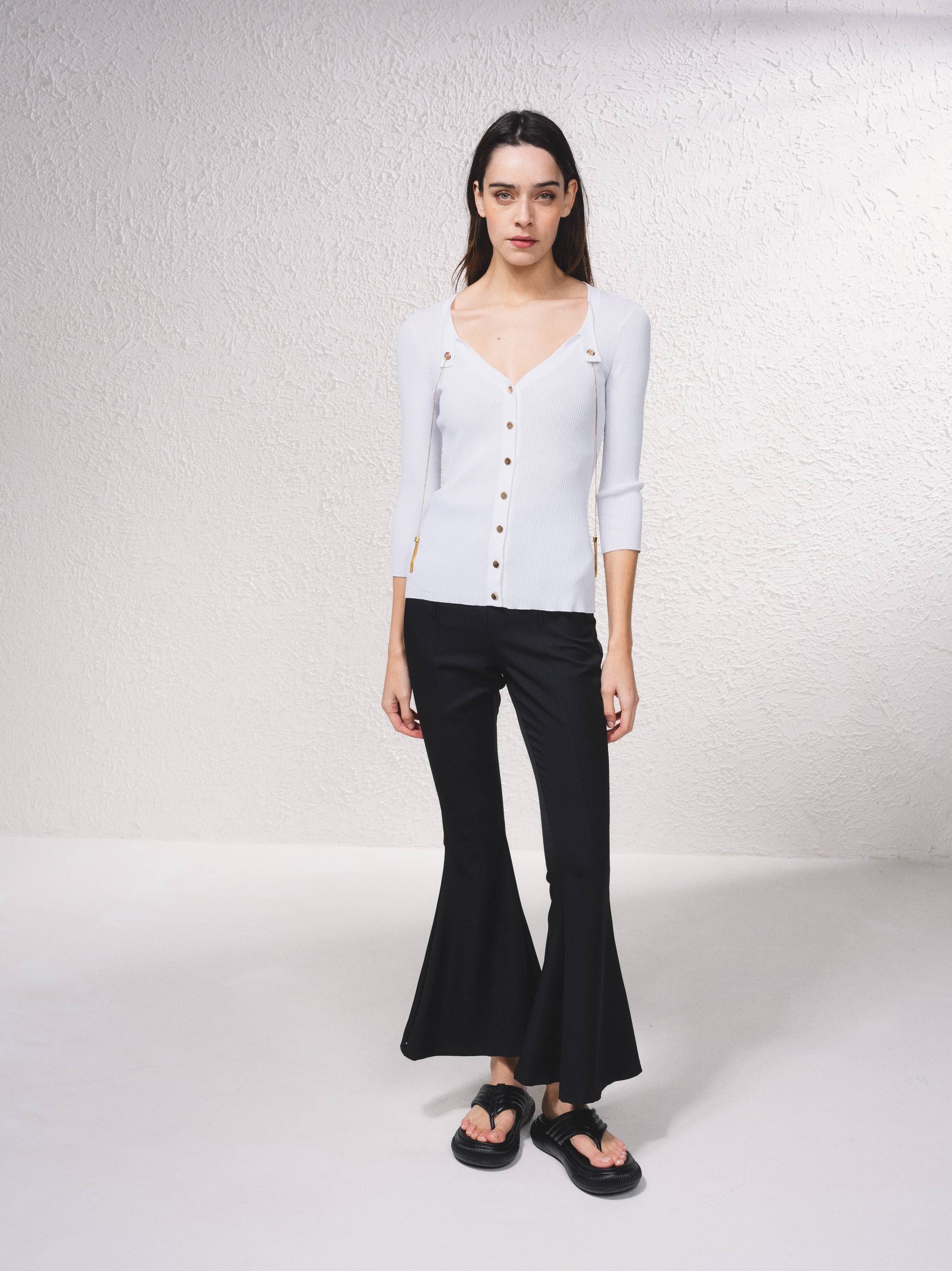 Cardigan in maglia a coste con catene dorate