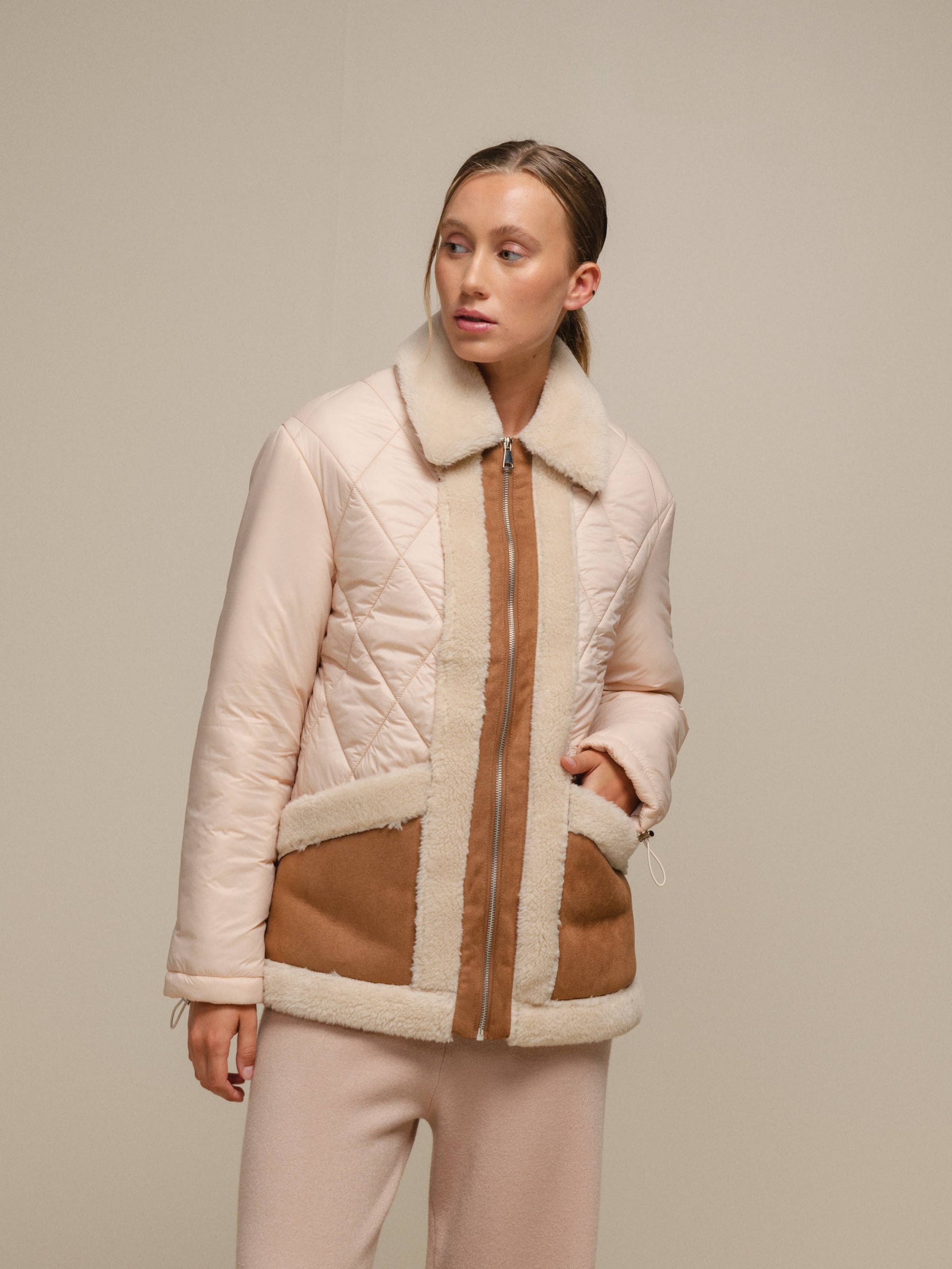 Giacca trapuntata bicolor con profili teddy e zip