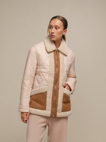 Giacca trapuntata bicolor con profili teddy e zip