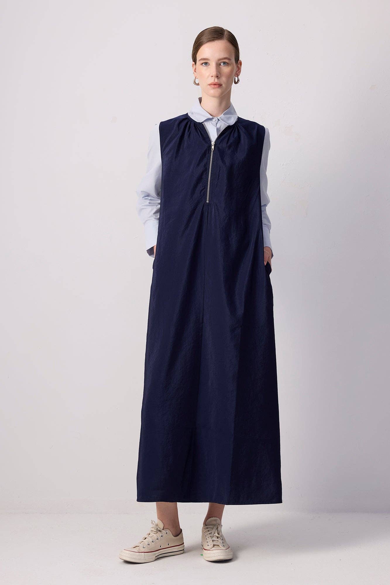 Abito lungo smanicato con zip