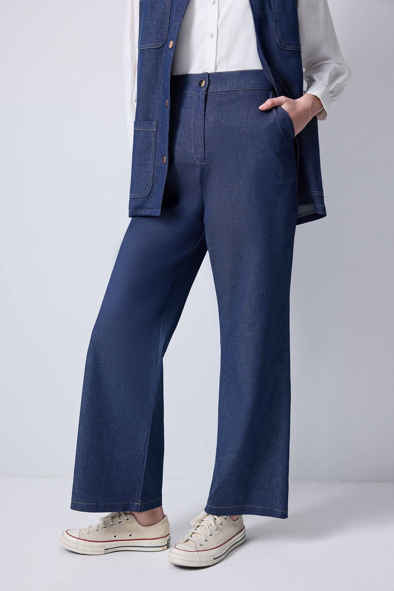 Set in denim con gilet e pantaloni con cintura