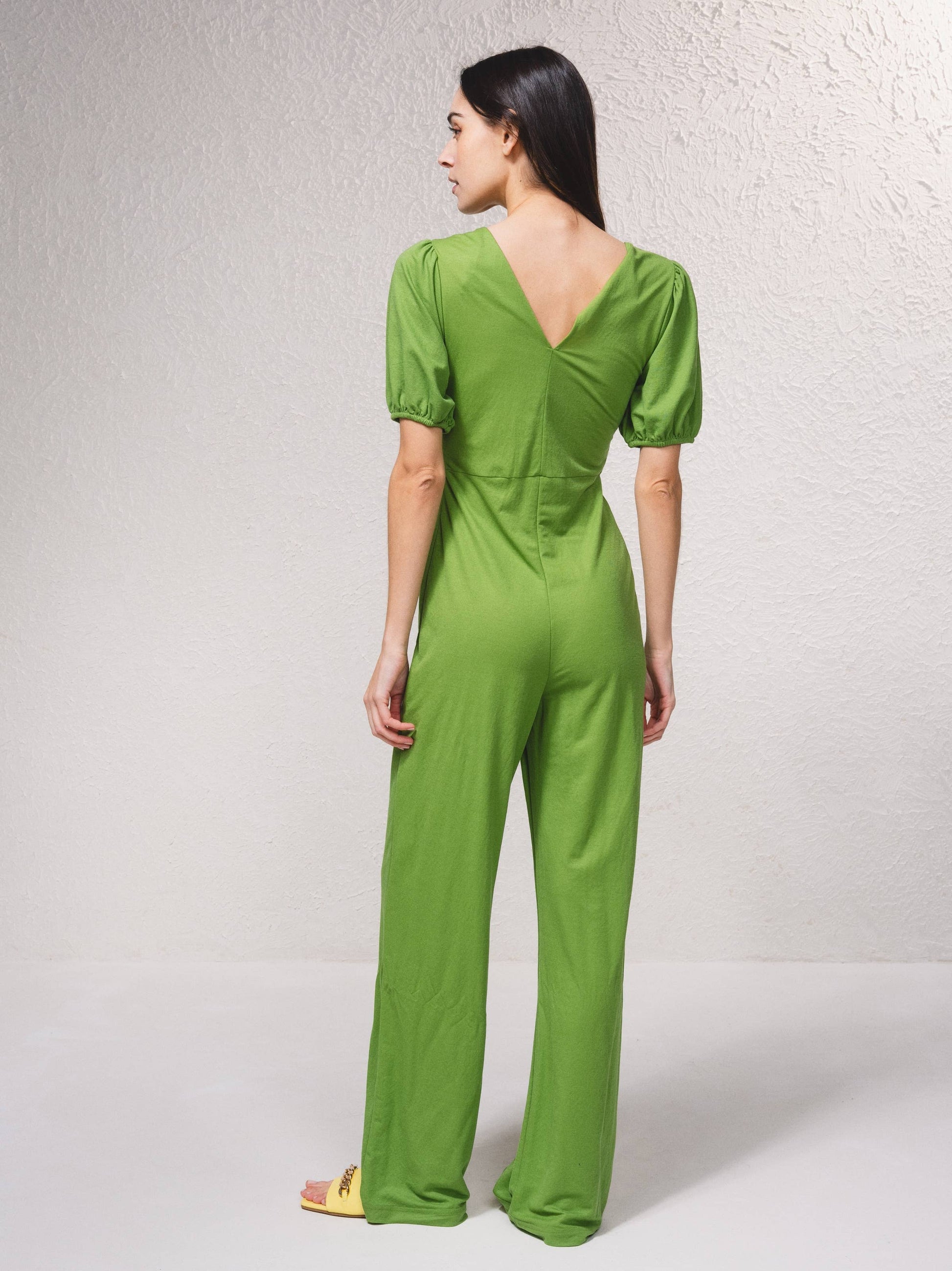 Tuta lunga a gamba larga con scollo a V e cut-out