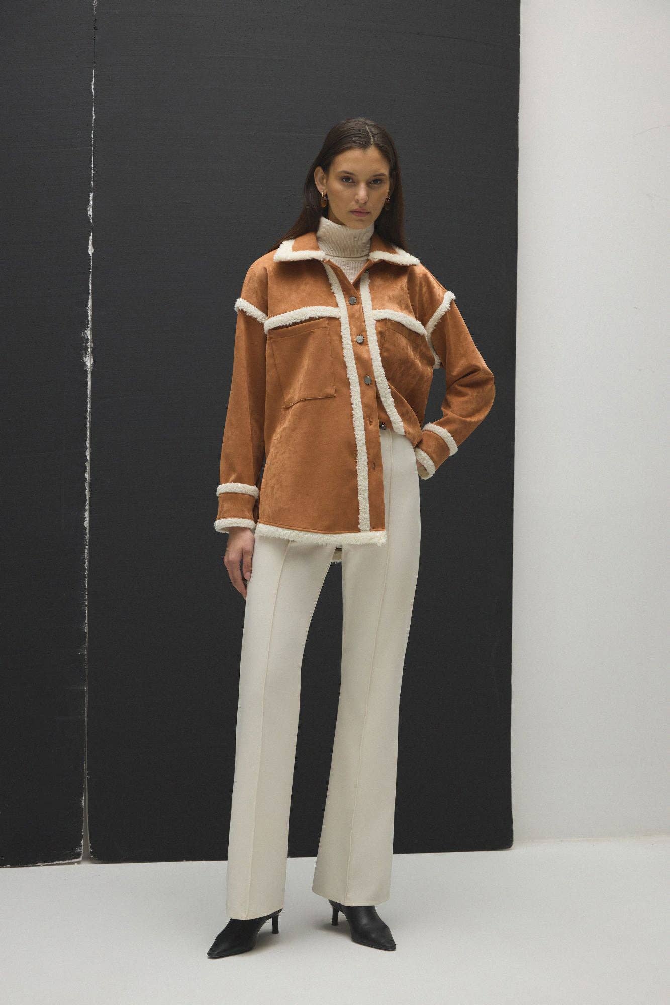 Soprabito effetto suede con bordo in shearling