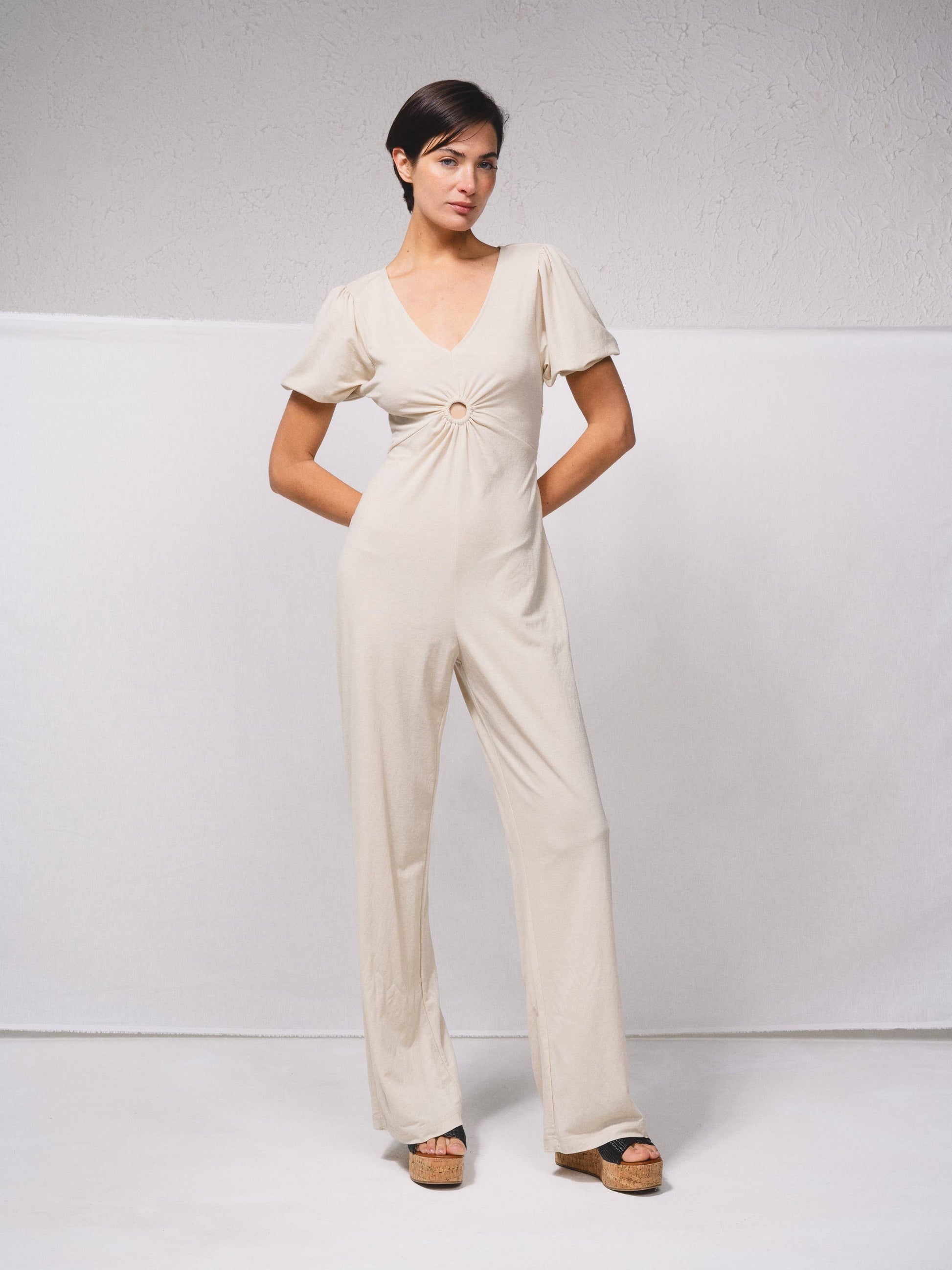 Tuta lunga a gamba larga con scollo a V e cut-out