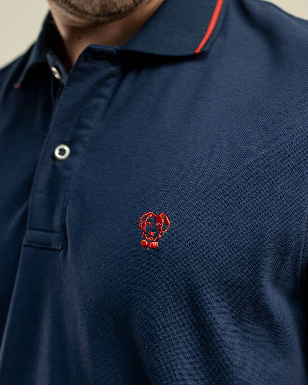 Polo antimacchia blu con dettagli rossi