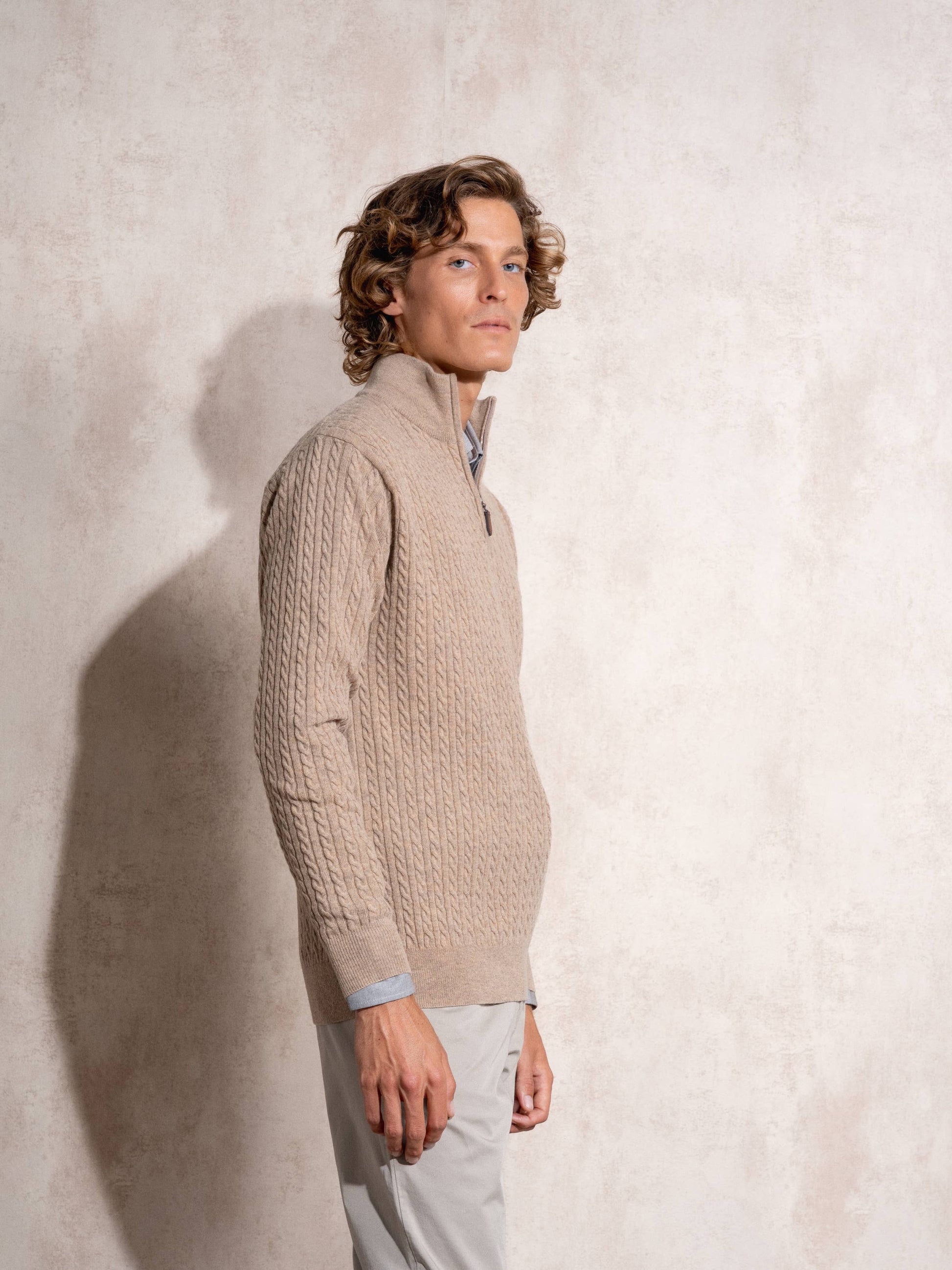 Maglia uomo a mezza zip in cotone con lavorazione a trecce