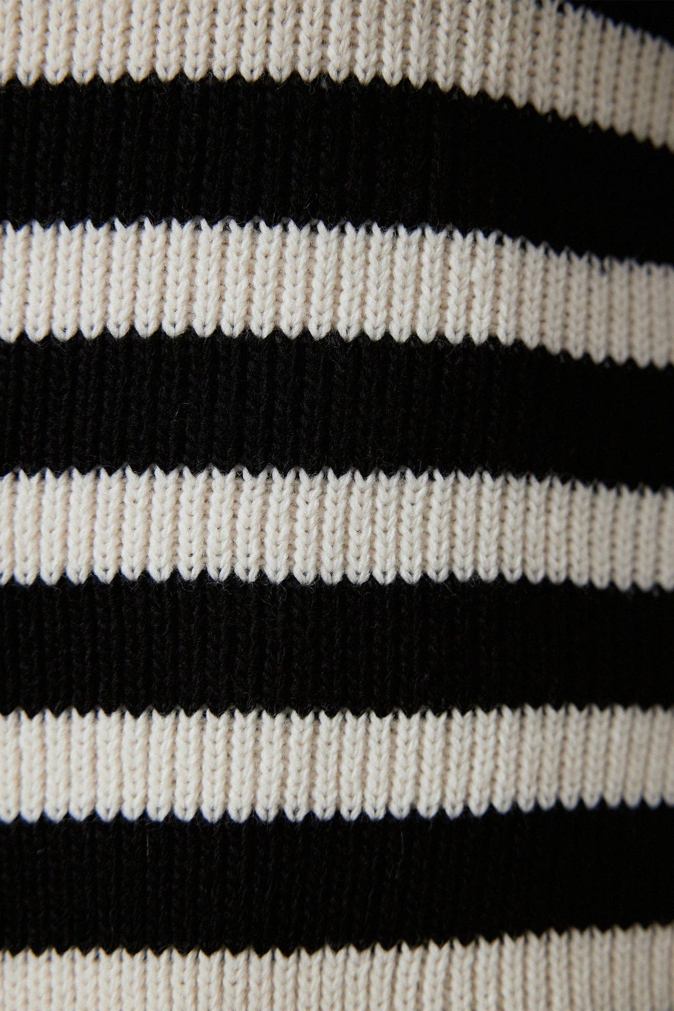 Cardigan in maglia a righe con bottoni dorati