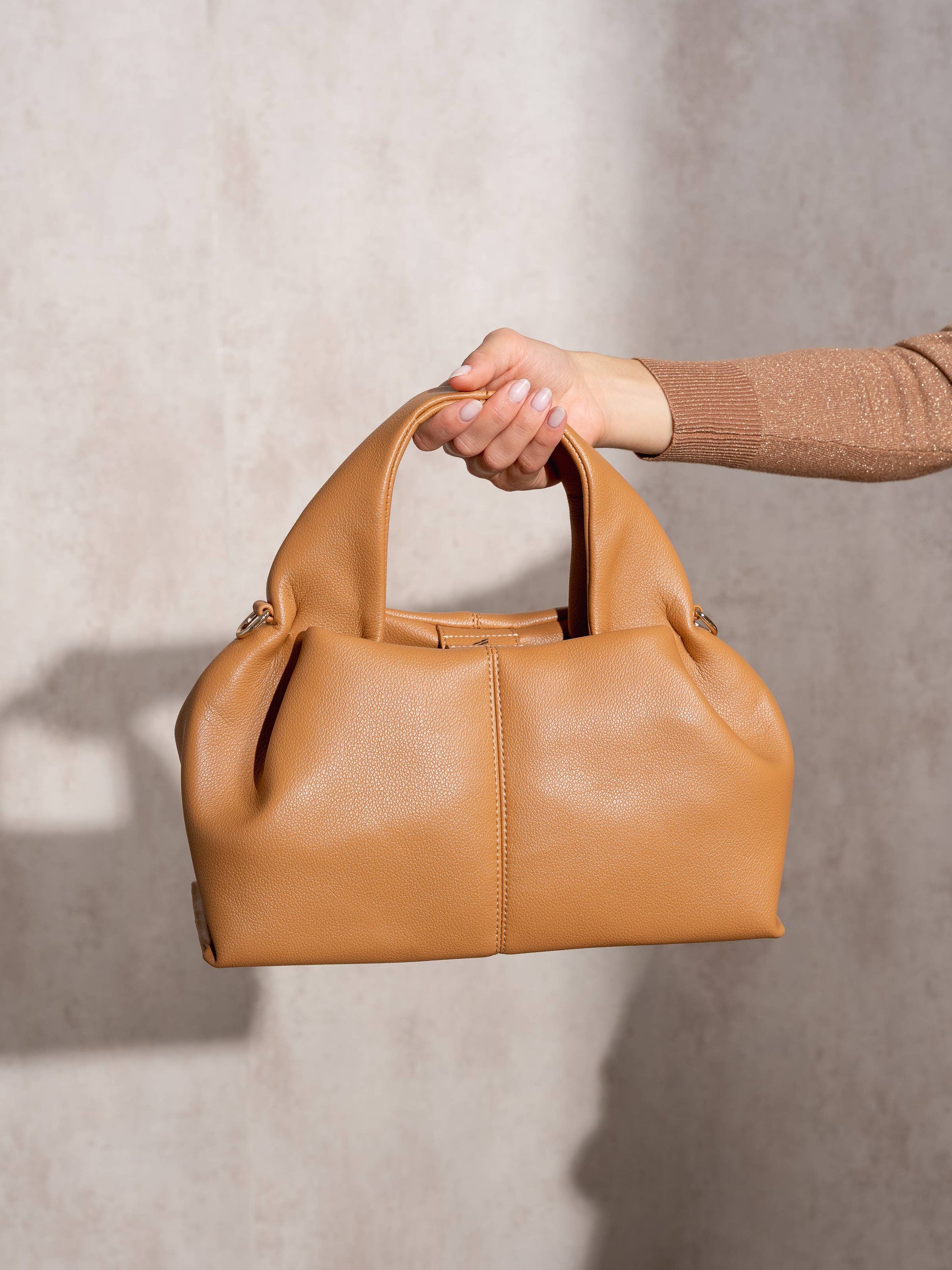 Borsa a mano morbida in ecopelle color cammello