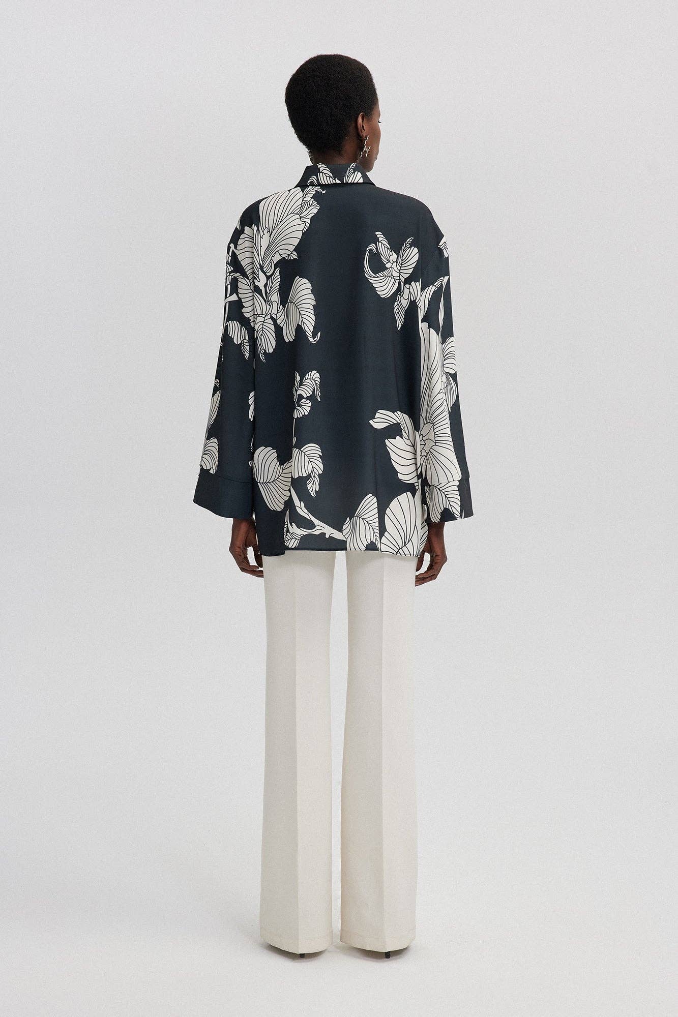 Camicia oversize in raso con stampa floreale bicolor