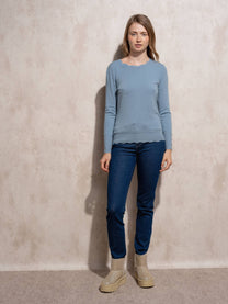 Maglia in maglia girocollo con bottoni dorati