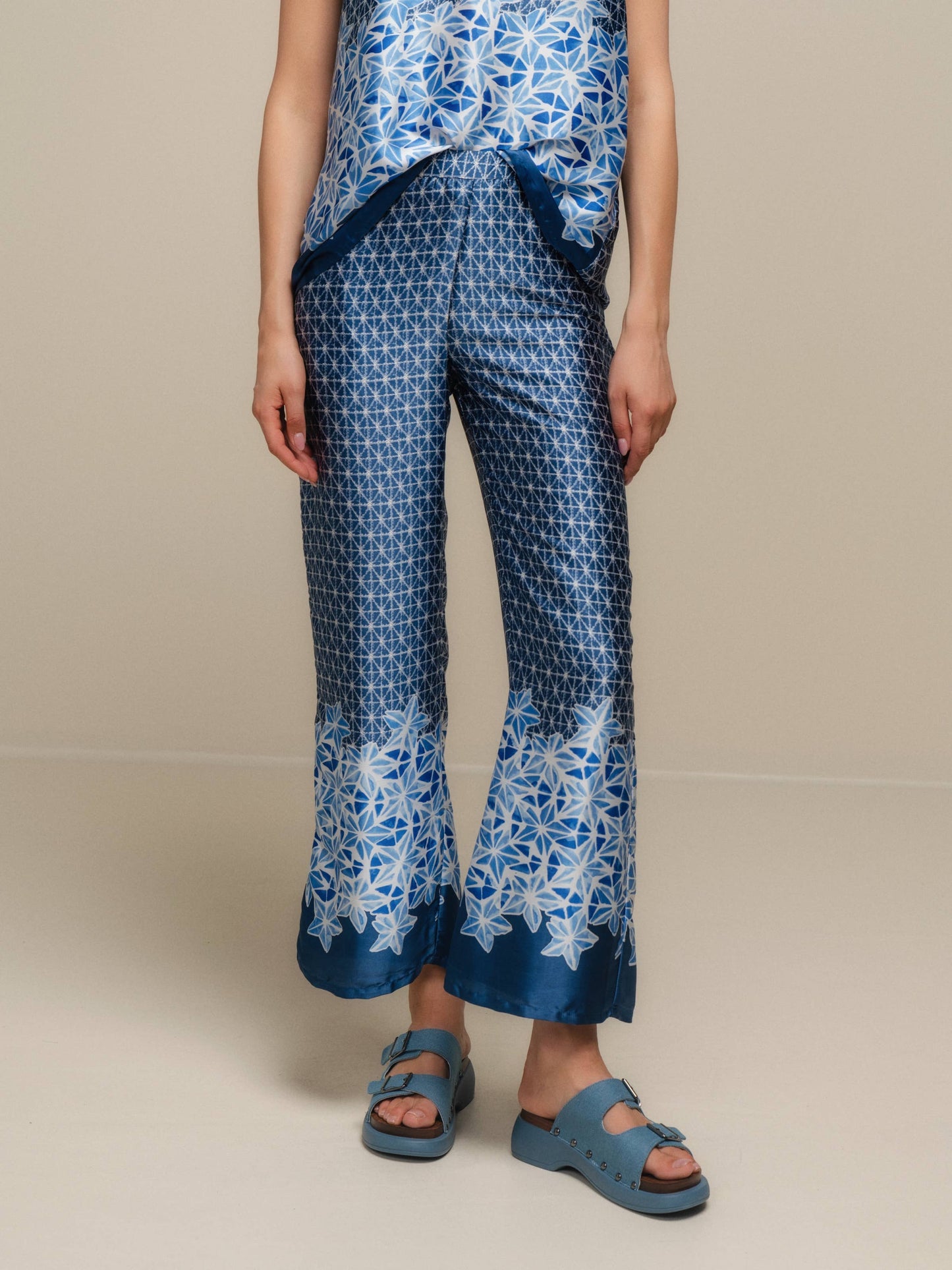 Pantaloni ampi in raso stampato blu