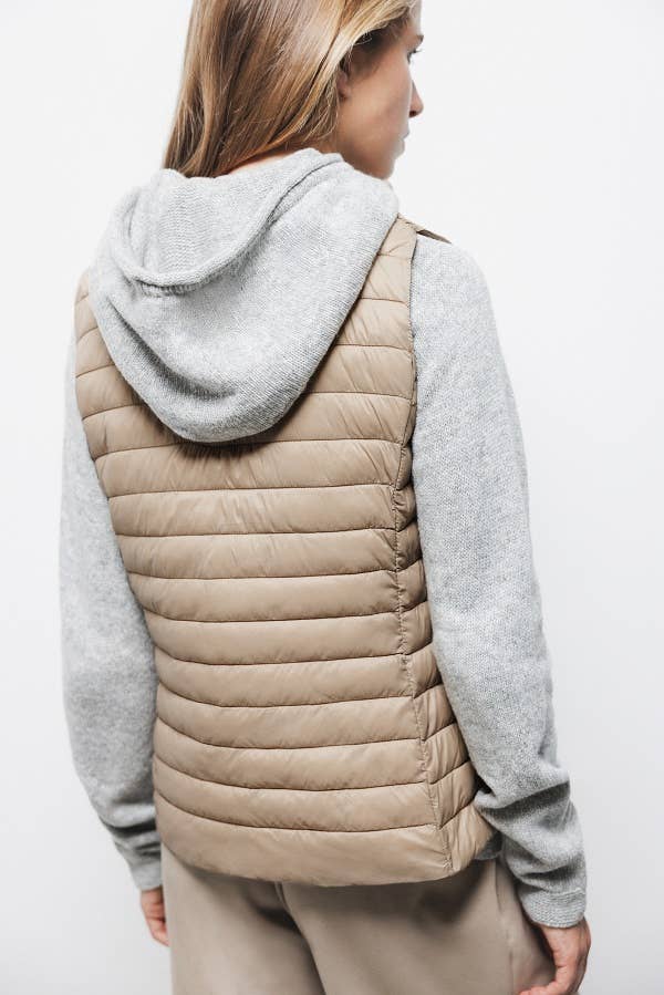Gilet trapuntato con collo alto e zip