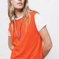 Top smanicato in maglia rasata con girocollo