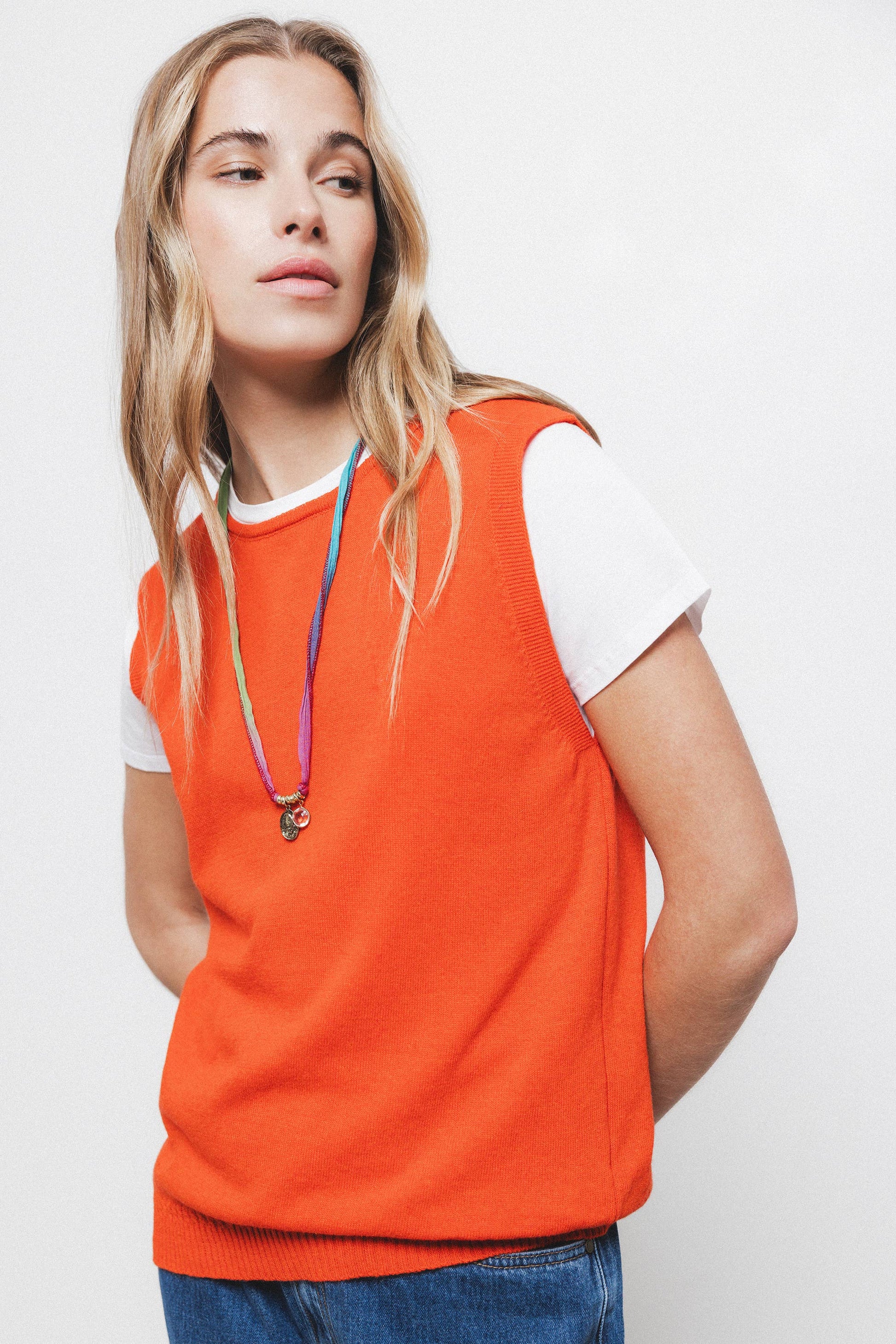 Top smanicato in maglia rasata con girocollo