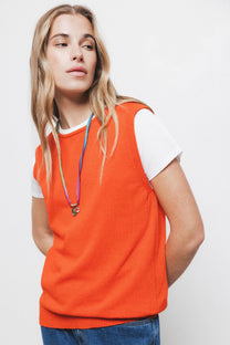 Top smanicato in maglia rasata con girocollo