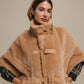 Cappotto teddy corto con collo alto e fibbie