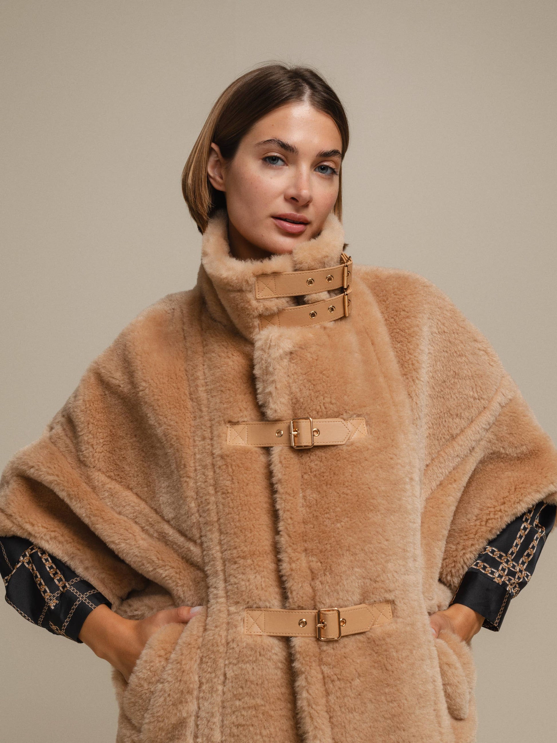 Cappotto teddy corto con collo alto e fibbie