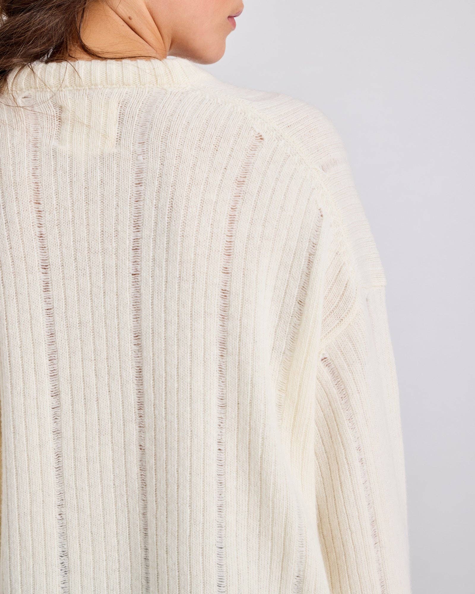 Maglione in lana d’agnello biologica a maniche lunghe con lavorazione drop needle