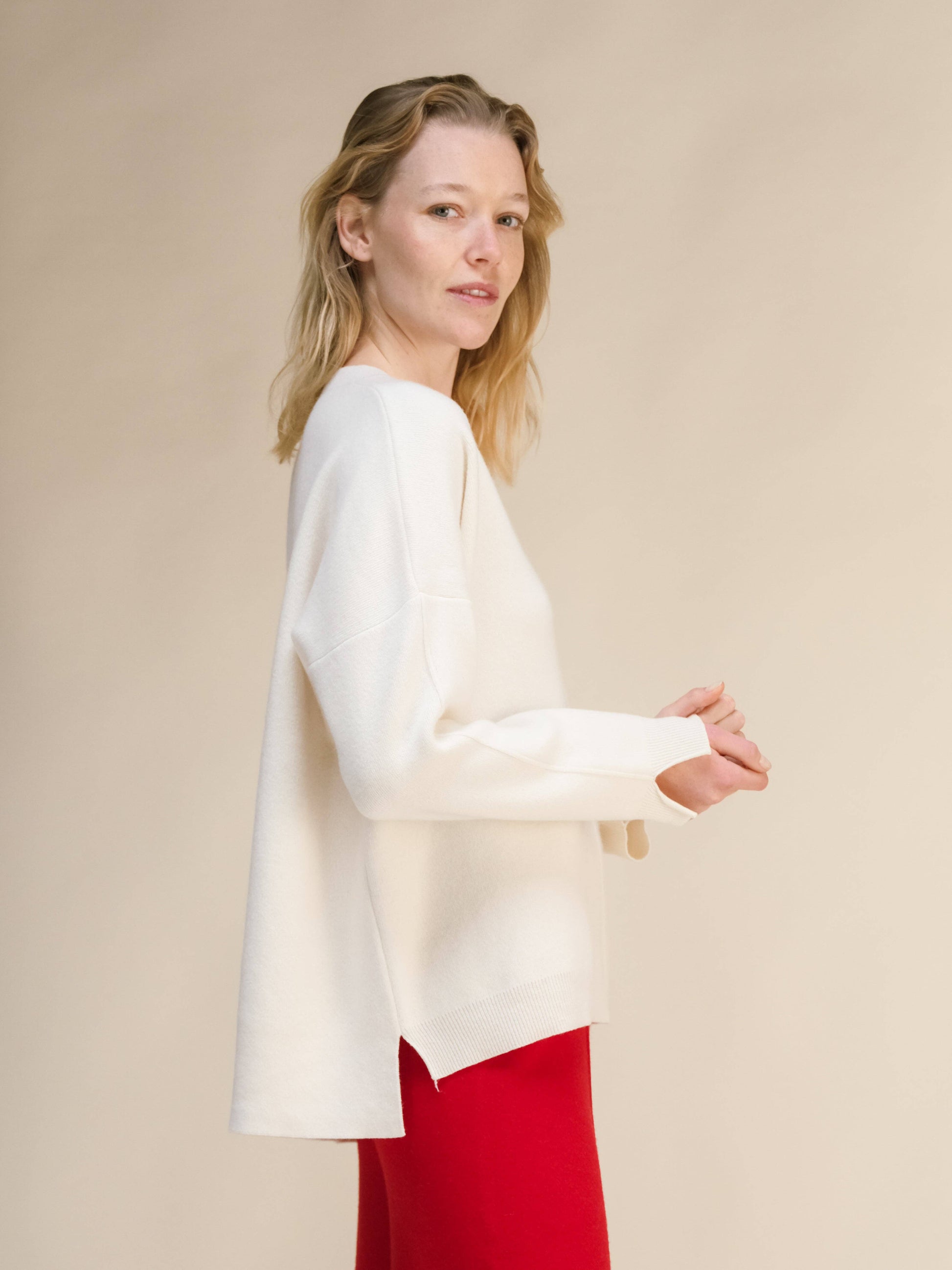 Maxi maglia oversize in misto cashmere con scollo a V e spacchi laterali