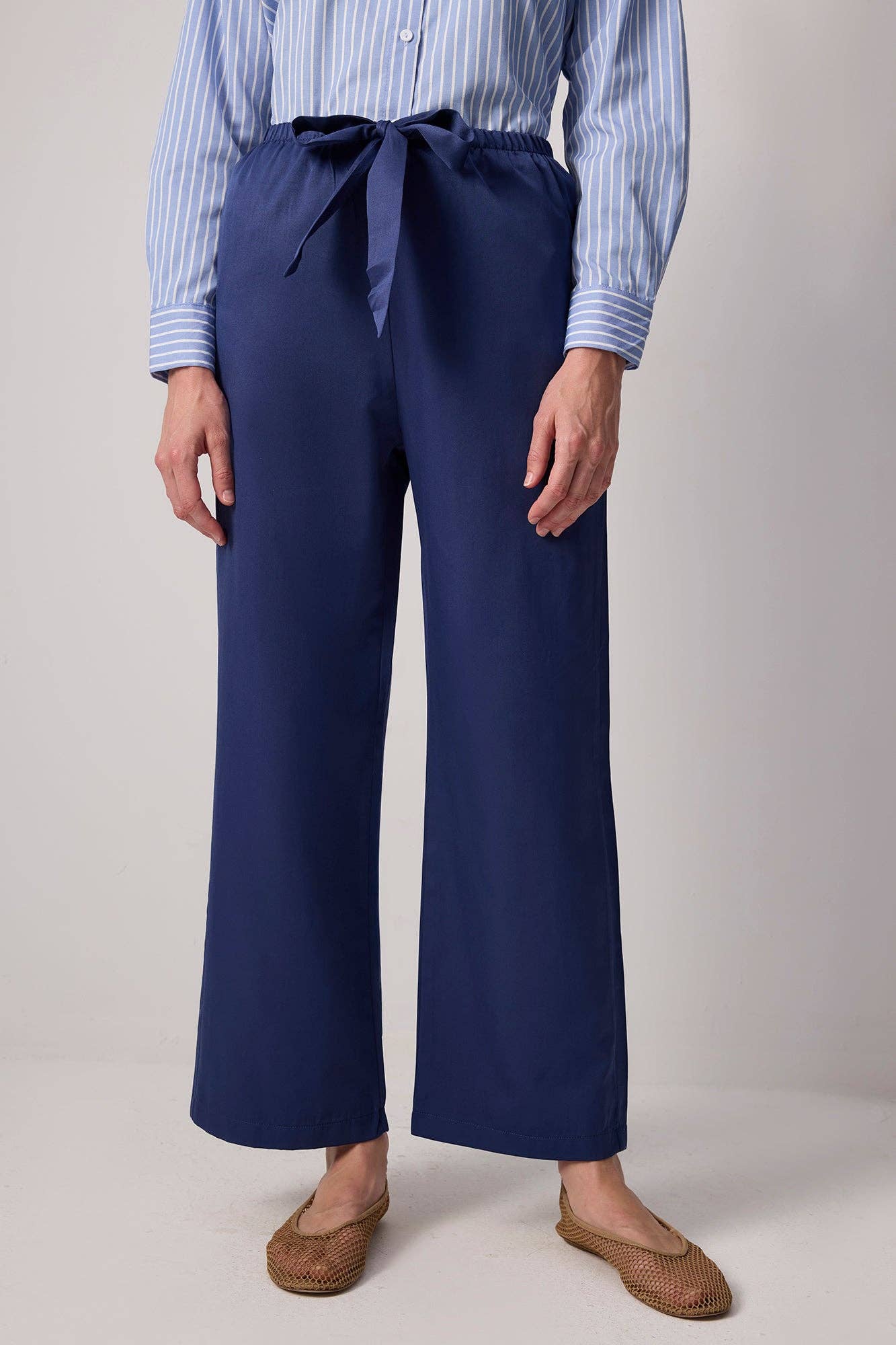 Pantaloni a gamba larga con cintura a fascia in misto cotone