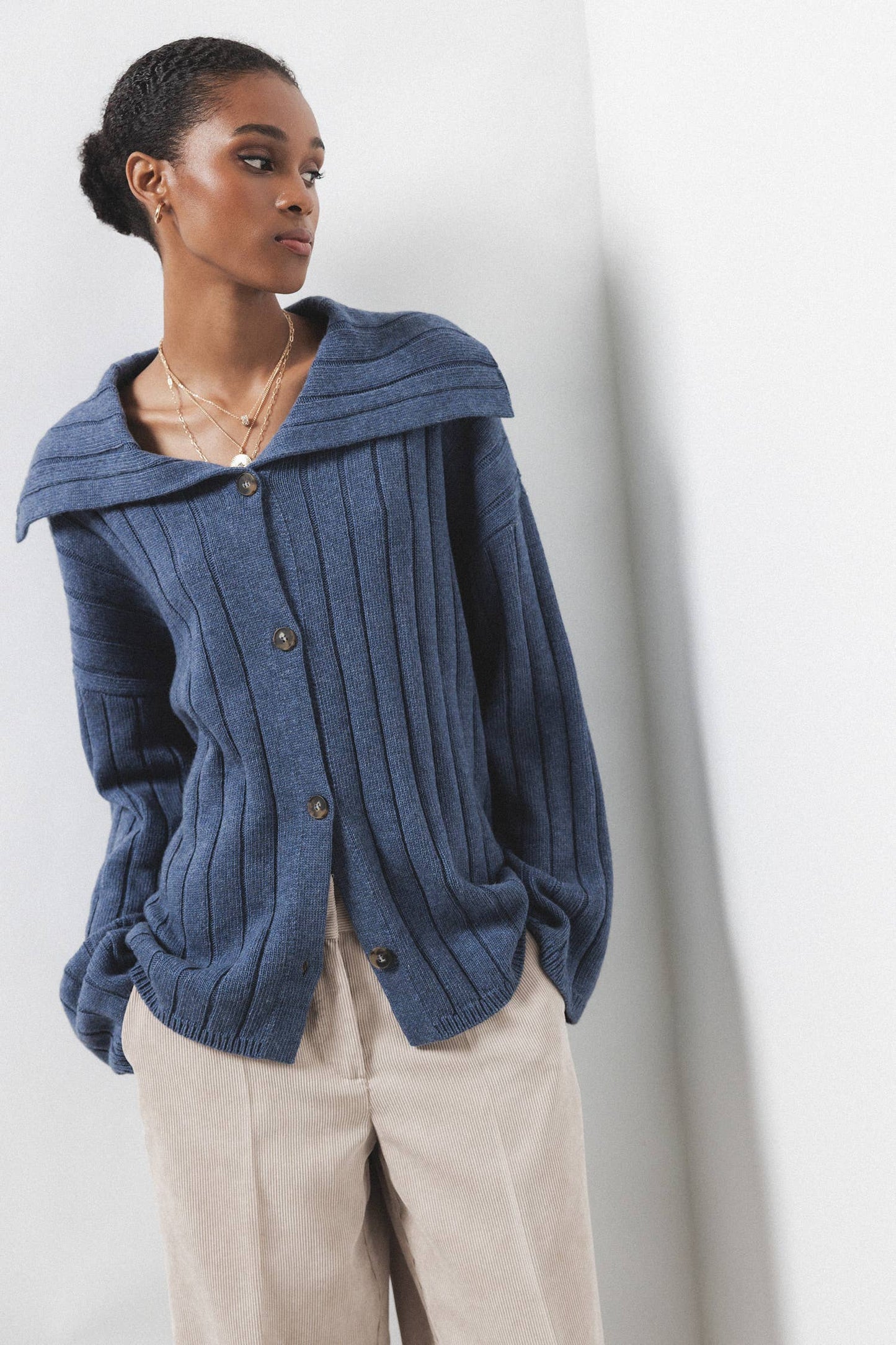 Cardigan a coste con collo a scialle e bottoni