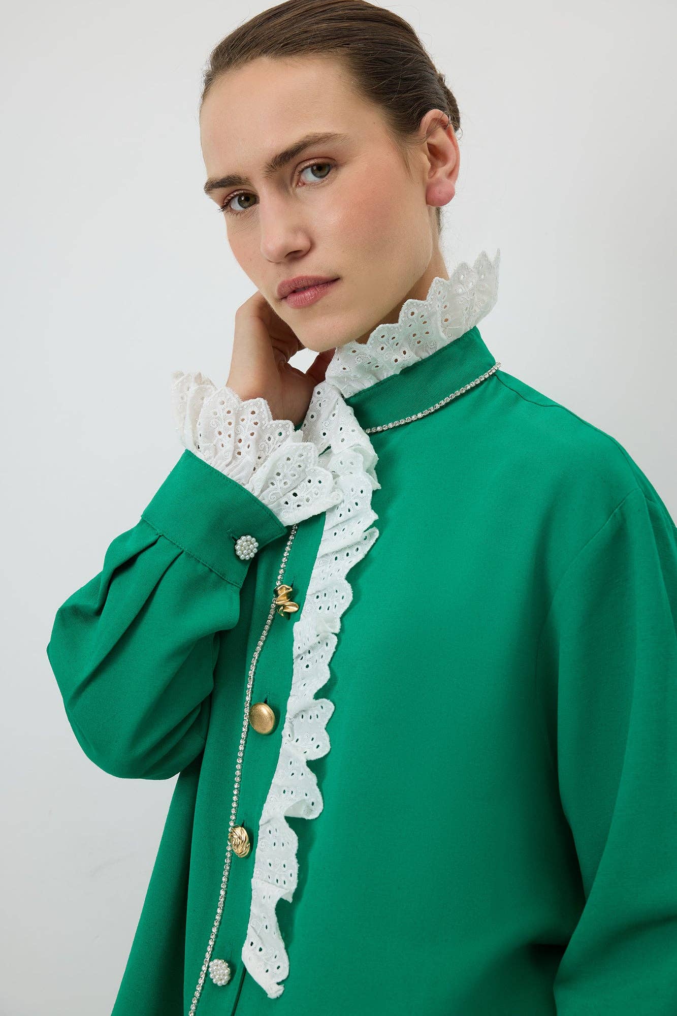 Camicia verde con ricami e dettagli gioiello