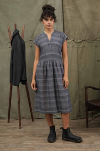Abito midi Ira a righe con scollo a V