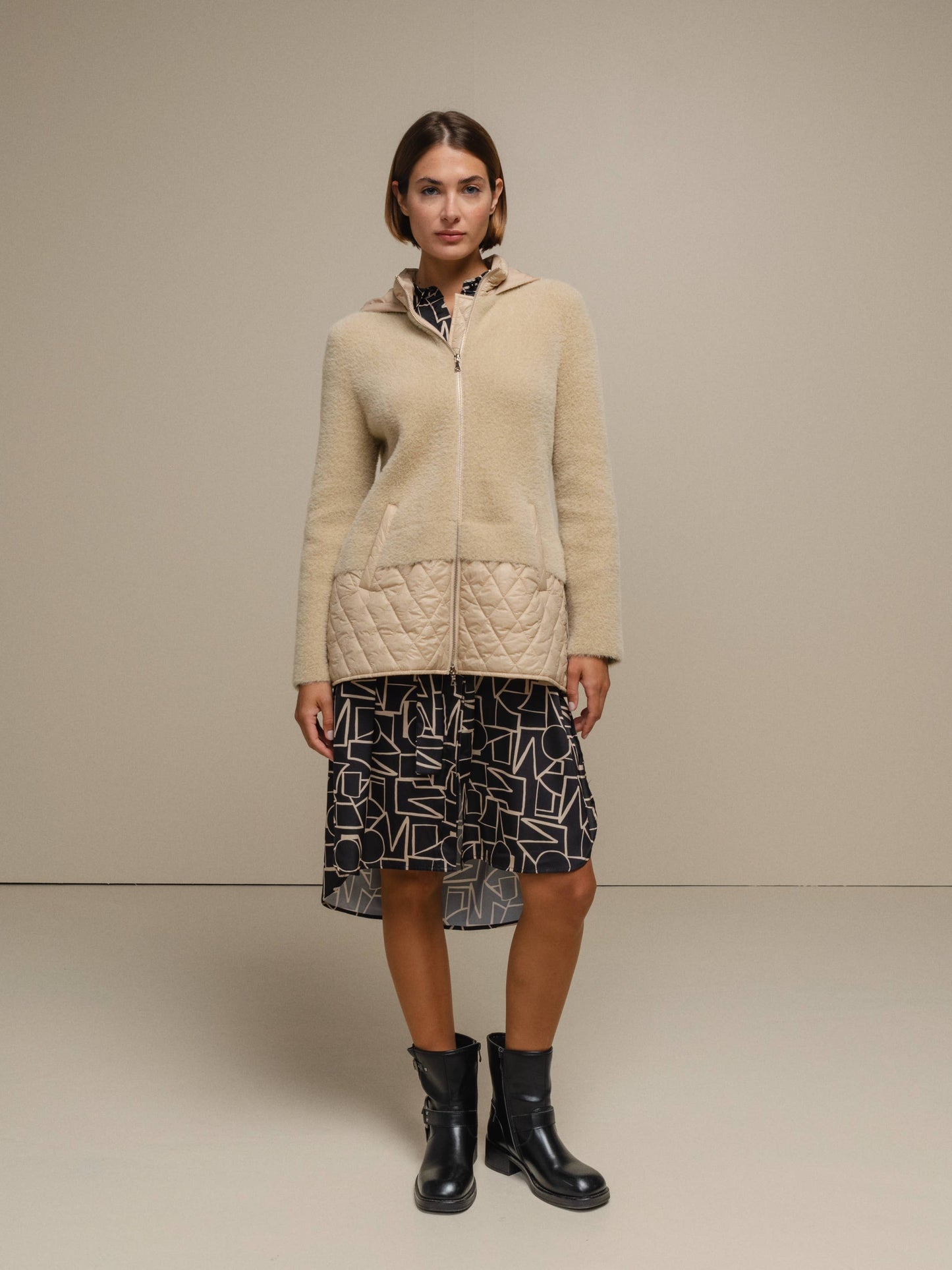 Giacca in maglia con cappuccio e inserti trapuntati