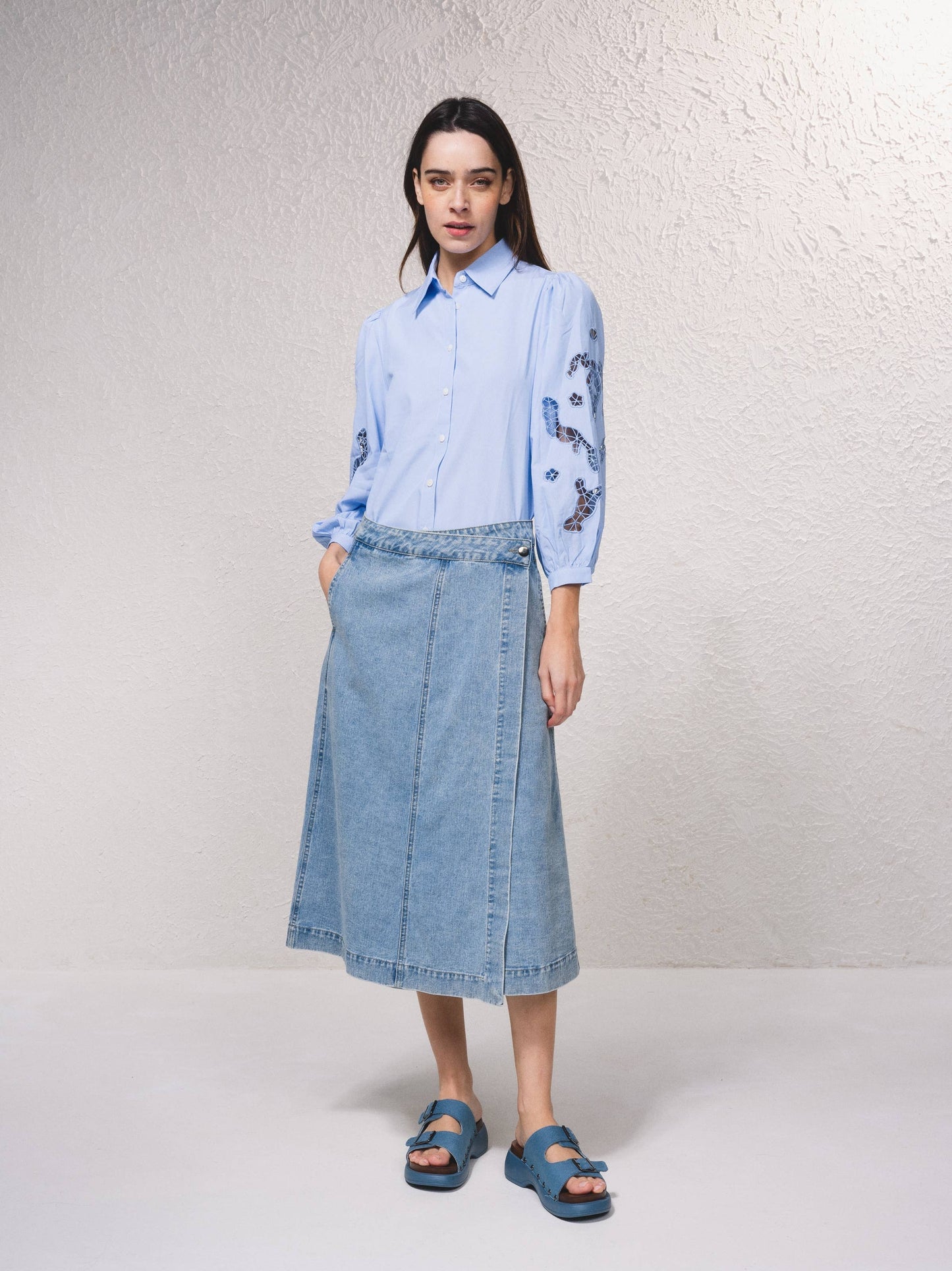Gonna midi in denim con bottoni a pressione e tasche laterali