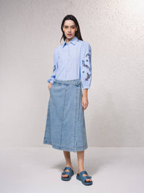 Gonna midi in denim con bottoni a pressione e tasche laterali