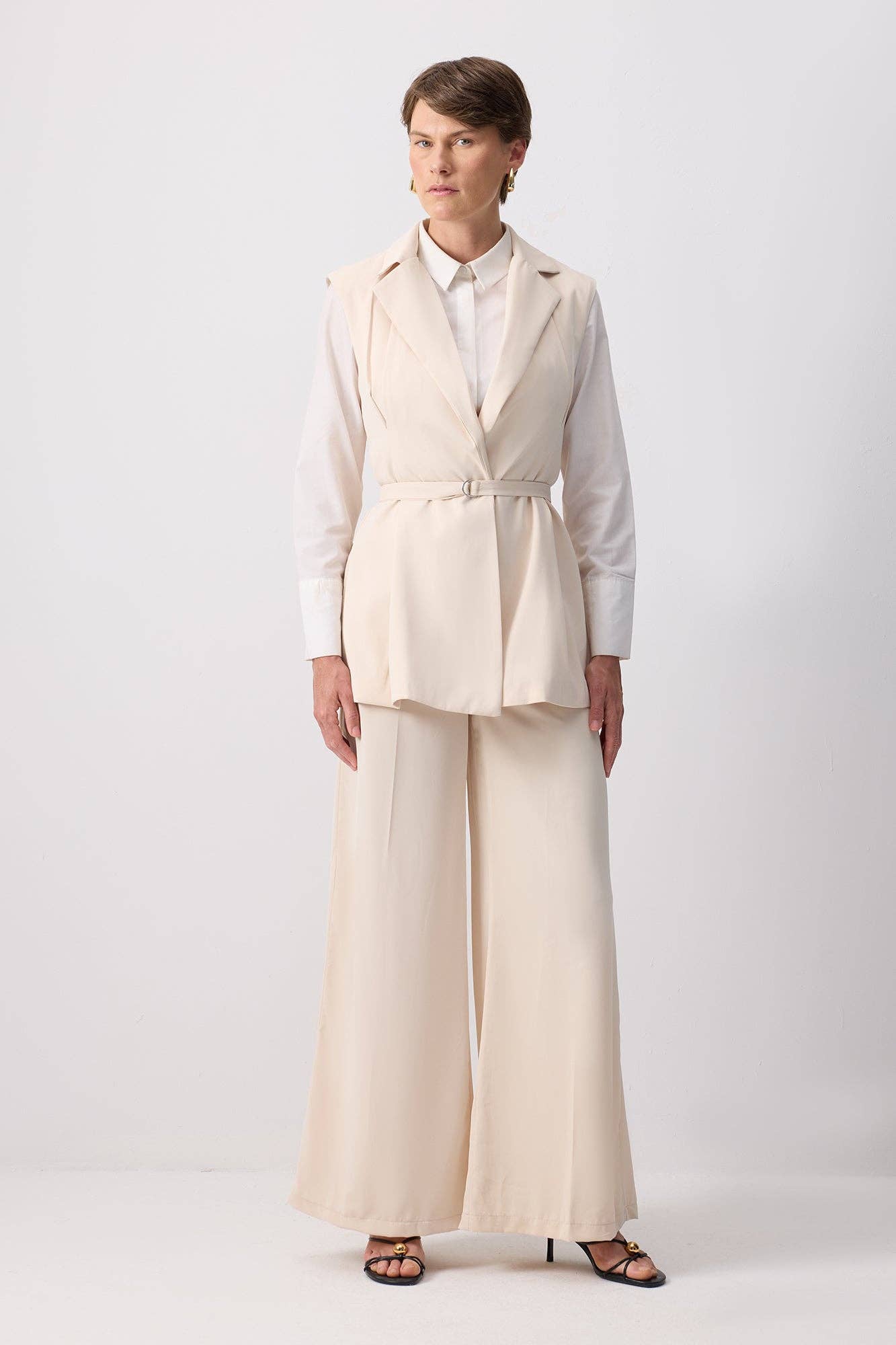 Completo elegante con gilet doppiopetto e pantaloni palazzo