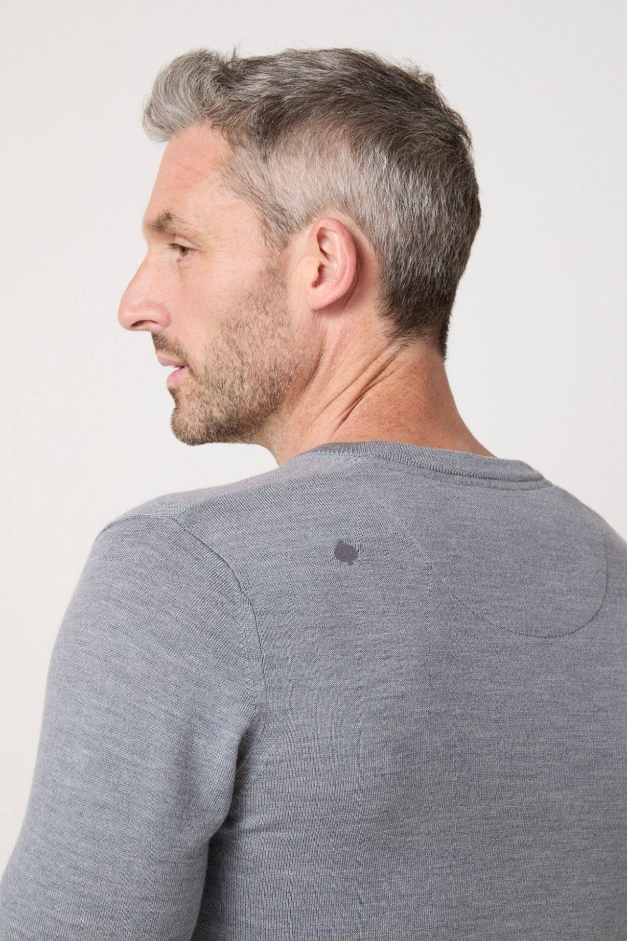 Maglione in lana merino con scollo a V grigio mélange