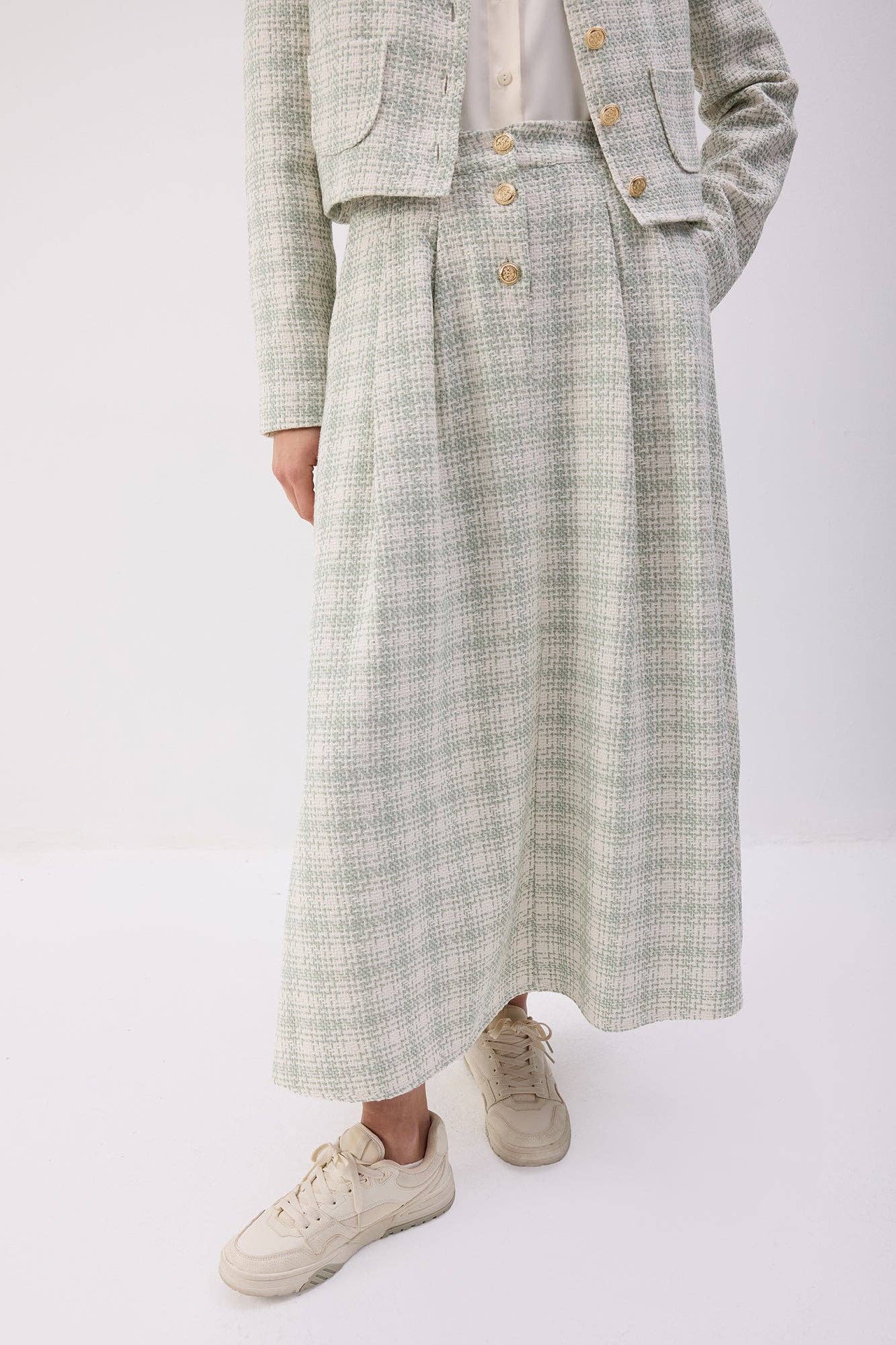 Completo in tweed con giacca corta e gonna lunga