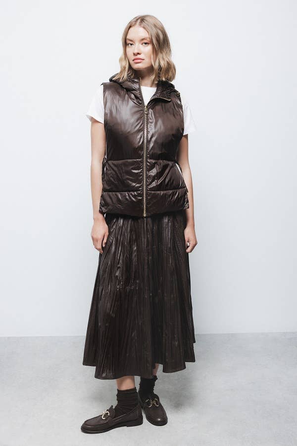 Gilet imbottito con cappuccio e lacci laterali