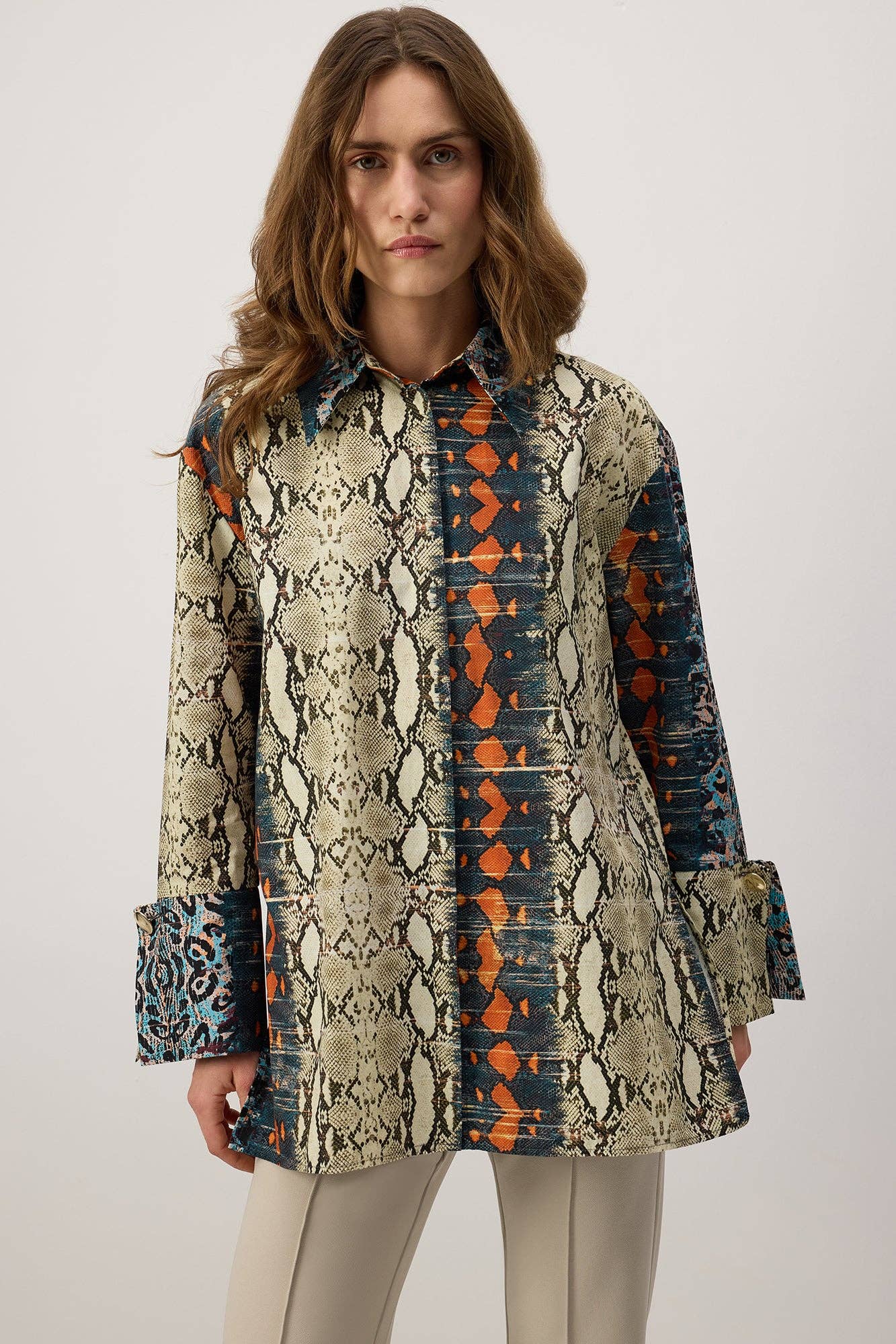 Camicia in popeline fantasia con polsini ampi