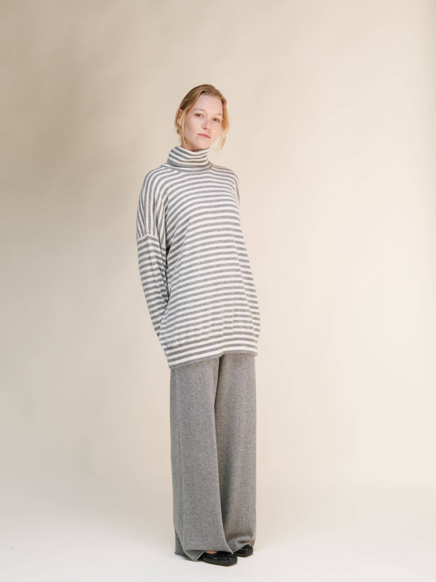 Maglione dolcevita a righe oversize in misto cashmere