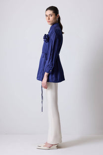 Camicia in cotone con cintura e applicazione a rosa blu navy
