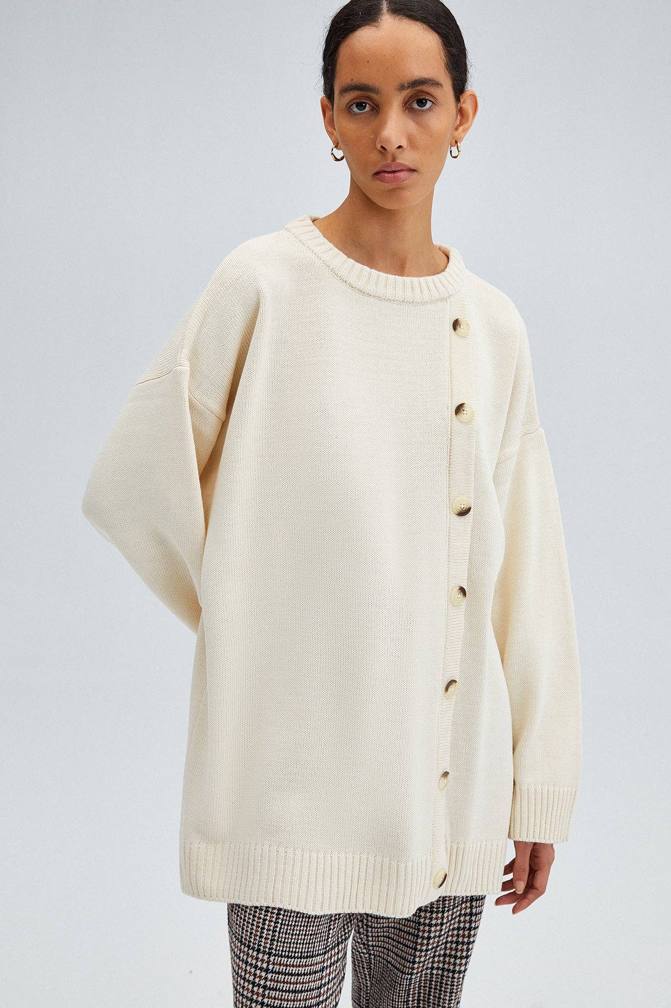Maglione in maglia con bottoni asimmetrici ecru
