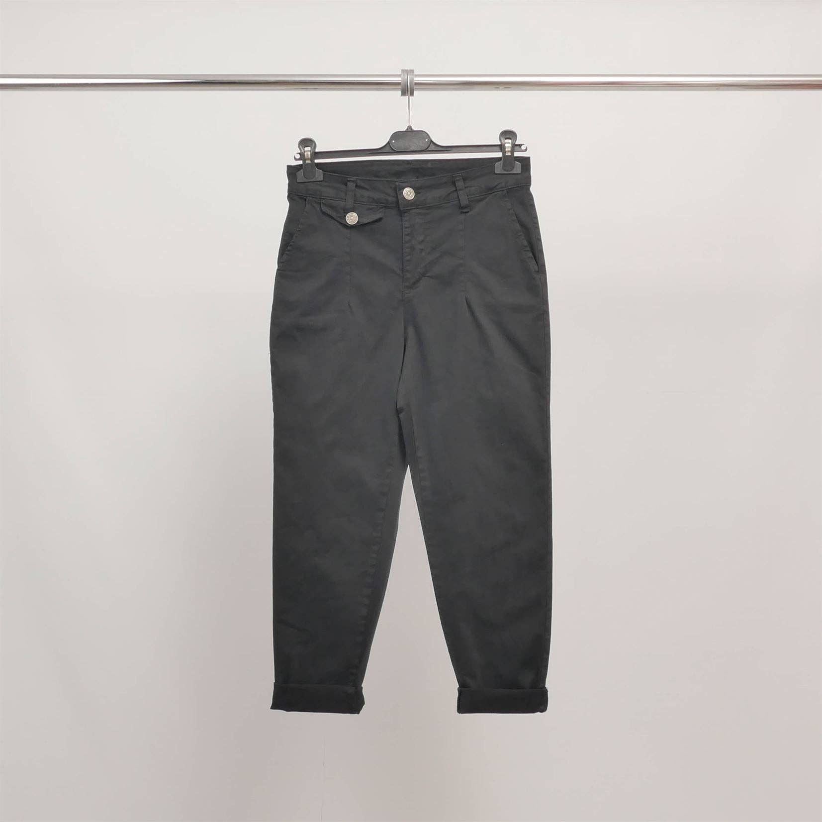 Pantaloni a carota a vita alta con risvolto