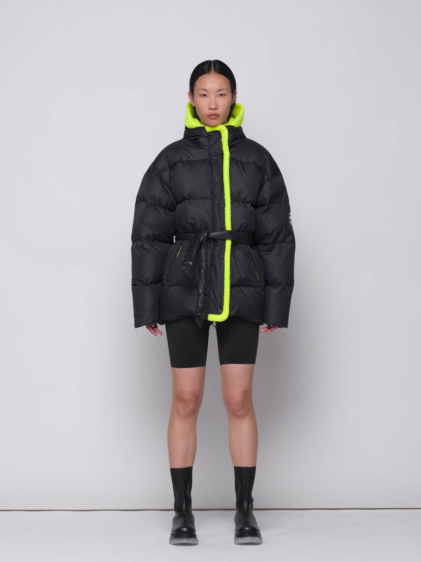 Piumino puffer con cintura bicolore nero e giallo fluo