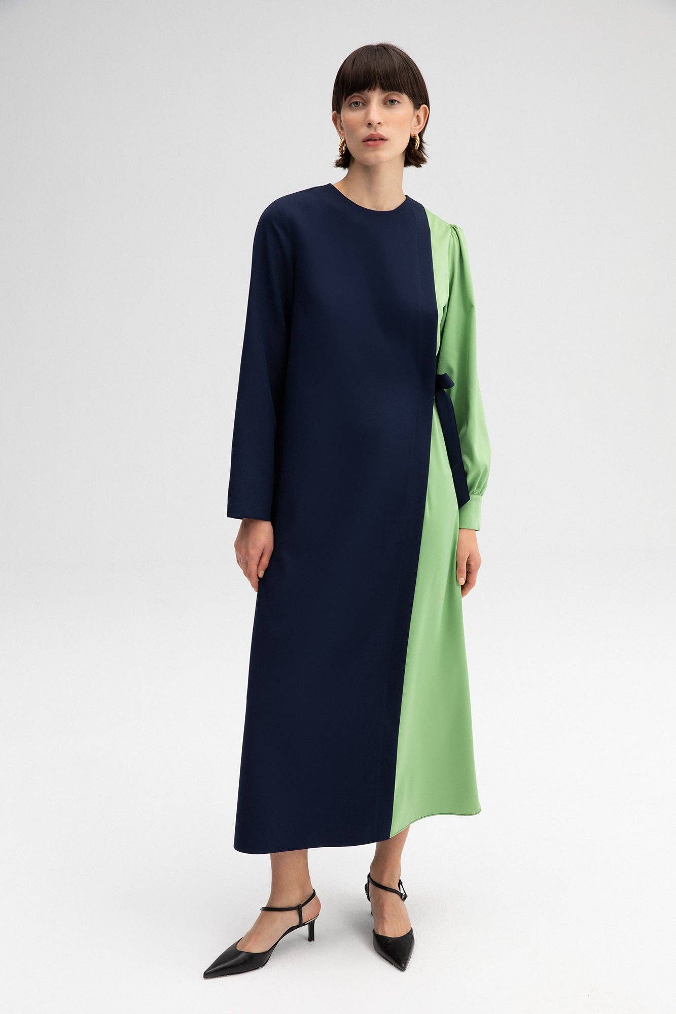 Abito midi color block con maniche lunghe e laccio laterale