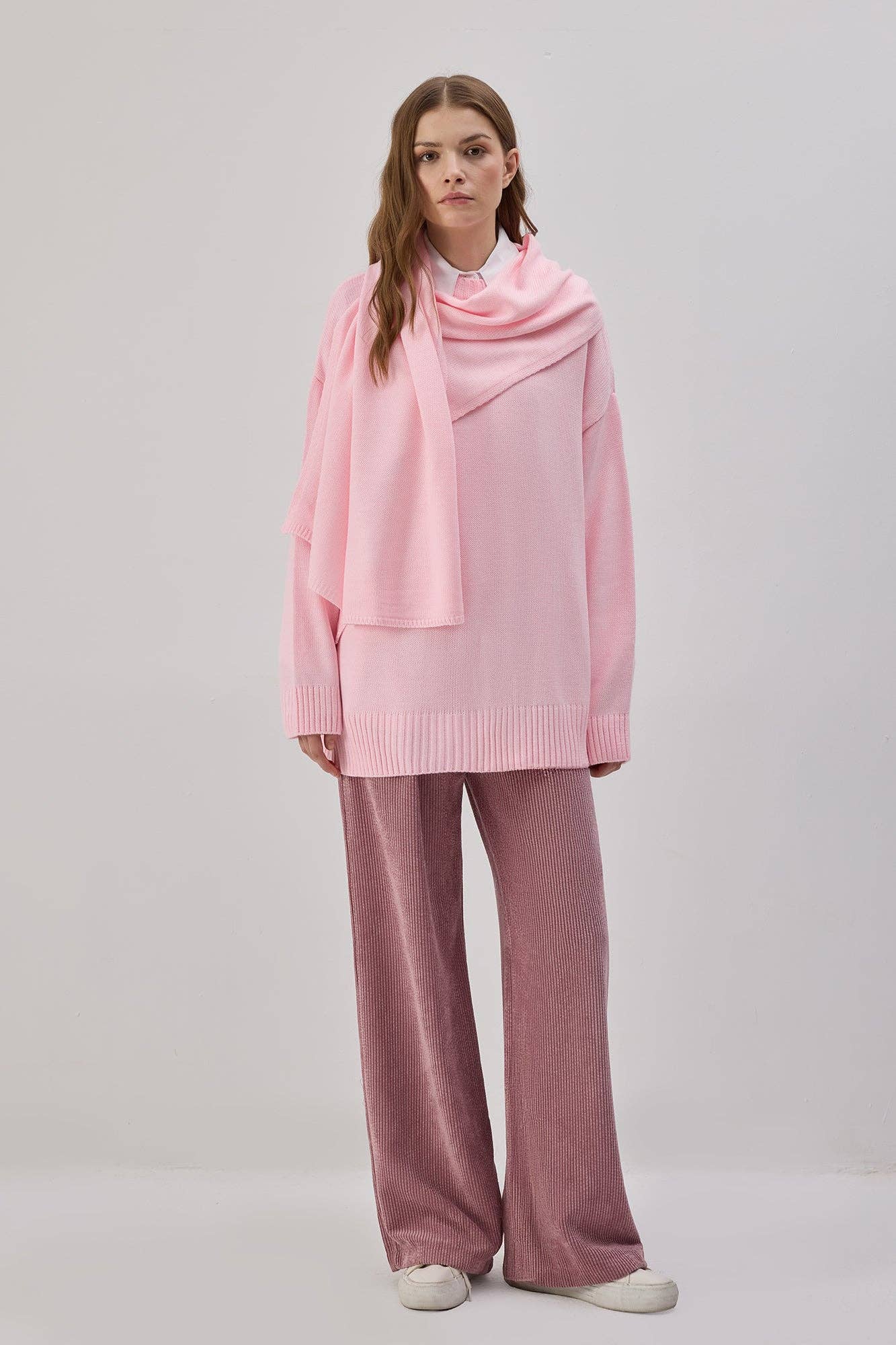 Maglione in maglia rosa con sciarpa integrata