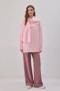 Maglione in maglia rosa con sciarpa integrata